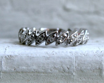 Sweet Leafy Vintage 14K White Gold Diamond Eternity Wedding Band.