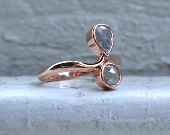 18 kt roségouden diamanten ring met dubbele steen, peer en ronde roos, 0,75 kt