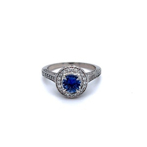 Magnífico anillo de compromiso vintage de oro blanco de 14 quilates de ceilán de zafiro con diamantes de pavimento - 2.93ct.