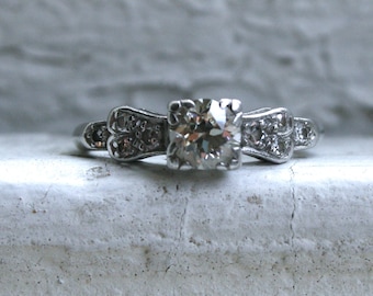 Beautiful Vintage Art Deco Diamond Platinum Engagement Ring.