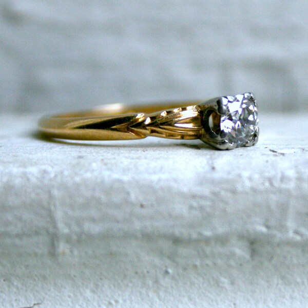 Beautiful Vintage 14K Yellow Gold Diamond Solitaire Engagement Ring - 0.33ct.