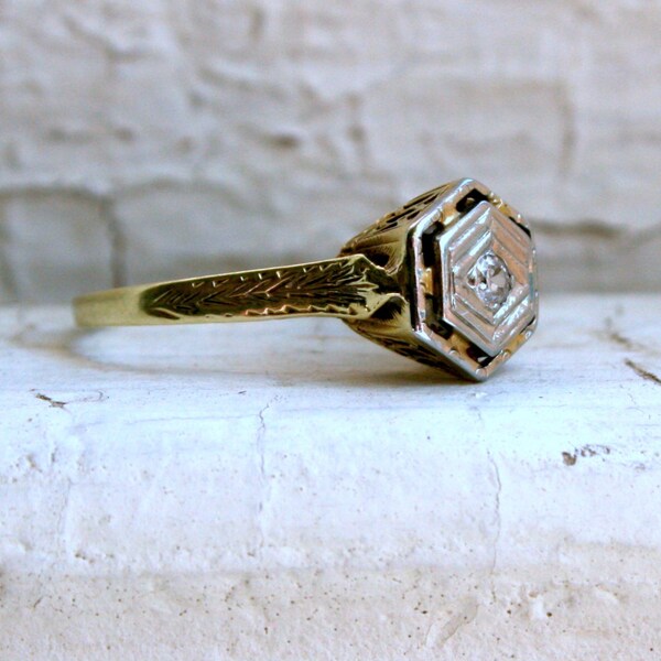 Lovely Vintage 14K Yellow Gold Diamond Solitaire Engagement Ring