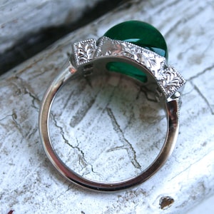 Platinum Art Deco Stijl Sugarloaf Emerald en Diamond Ring Verlovingsring Trouwring. afbeelding 5