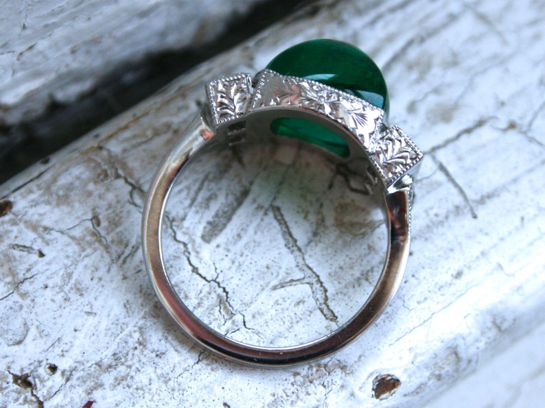 Platinum Art Deco Stijl Sugarloaf Emerald en Diamond Ring Verlovingsring Trouwring. afbeelding 5