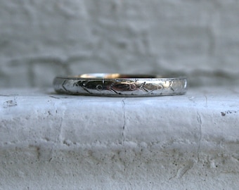 Alianza de bodas de platino con diseño floral antiguo y revestimiento de oro amarillo de 18 quilates