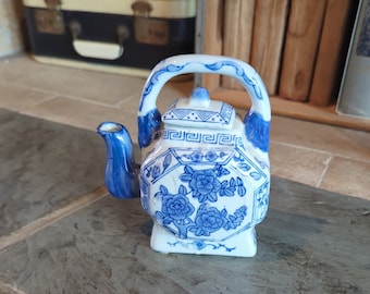 Chinoiserie Blue and White Chinese Tea Pot Vintage