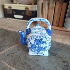 Chinoiserie Blue and White Chinese Tea Pot Vintage