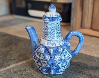 Chinoiserie Blue and White Chinese Tea Pot Vintage