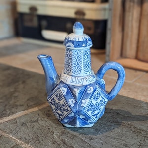 Chinoiserie Blue and White Chinese Tea Pot Vintage