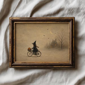 Puede incluir: Una lámina de arte enmarcada que muestra a una figura con sombrero puntiagudo en una bicicleta con una calabaza en la cesta delantera. La escena representa un paisaje en tonos sepia con una luna creciente, murciélagos y una casa lejana.