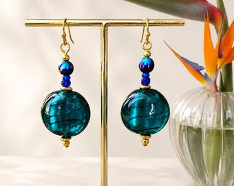 Brincos artesanais com contas de vidro azul-turquesa e turquesa. Ganchos banhados a ouro 18k. Ótima ideia para presente ou mimo. Novos. Design exclusivo.