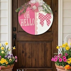 19,5 pulgadas. Colgador de puerta de madera rosa con lazo "Oh Hello".