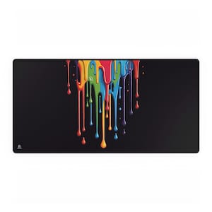 Puede incluir: Alfombrilla de escritorio rectangular negra con un diseño vibrante de goteo de pintura. Las gotas de pintura son de un arcoíris de colores, incluyendo rojo, naranja, amarillo, verde, azul y morado. La alfombrilla tiene una superficie lisa.