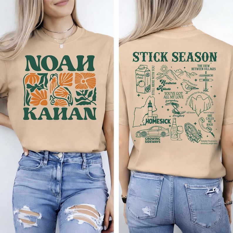Może przedstawiać: Beżowa koszulka z napisem "NOAH KAHAN" w kolorze zielonym, z pomarańczowymi kwiatowymi wzorami. Tył koszulki przedstawia napis "STICK SEASON" oraz zielone ilustracje, w tym mapę, samoch&oacute;d i ducha.