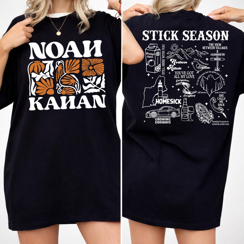 Może przedstawiać: Czarny t-shirt z napisem "NOAH KAHAN" w białych i pomarańczowych literach blokowych z kwiatowymi wzorami. Tył koszulki przedstawia tekst "STICK SEASON" z r&oacute;żnymi ilustracjami i frazami.
