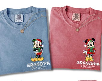 Camiseta navideña familiar Disney de Comfort Colors, camiseta personalizada de Mickey y Minnie Disney para abuelos, camiseta navideña Disney.