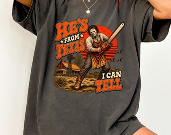 Camiseta Comfort Colors® "Es de Texas, se nota", camiseta retro de terror de Halloween, camiseta de terror de motosierra, estampado de asesino en serie de Texas