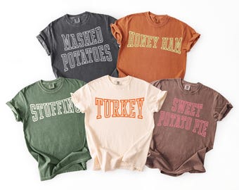 Camiseta Comfort Colors Varsity con diseño de cena de Acción de Gracias, linda camiseta familiar a juego para las fiestas, divertida camiseta con estampado de pavo, relleno y pastel de calabaza, Día de Acción de Gracias