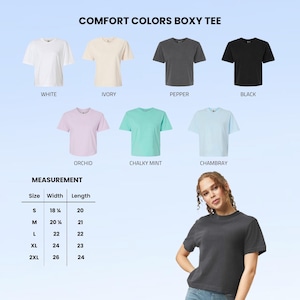 Peut inclure: Pr&eacute;sentation de t-shirts Comfort Colors Boxy dans les couleurs blanc, ivoire, poivre, noir, orchid&eacute;e, menthe crayeuse et chambray. Des mesures sont fournies pour les tailles S &agrave; 2XL, avec des largeurs de 46 cm &agrave; 66 cm et des longueurs de 51 cm &agrave; 61 cm.