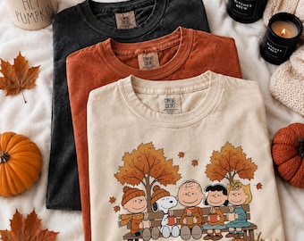 Camiseta Comfort Colors® Cozy Fall Friends, camiseta para amantes del café de otoño, camiseta con estampado de calabazas, ilustración de banco de otoño, regalo acogedor de otoño