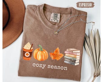 Camiseta Comfort Colors® Cute Cozy Season, Camiseta de otoño para amantes de los libros, Camiseta de otoño para amantes del café, Camiseta de otoño para mujer con estampado de hojas, Camiseta de calabaza, Camiseta con estampado de otoño
