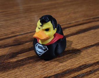 Super Duck in tuta nera / Cruise Ducks / Duck Jeeping / Decorazione per mensola / 5 cm di altezza