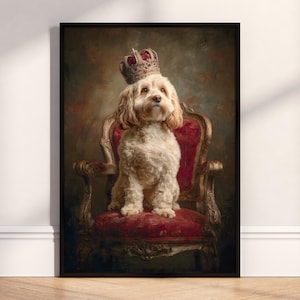 Può includere: Ritratto incorniciato di un cane soffice e di colore chiaro con una corona, seduto su una sedia di velluto rosso con dettagli dorati. Lo sfondo è un dipinto in stile vintage attenuato.