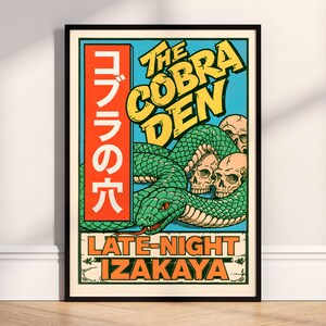 Peut inclure: Affiche encadrée au design vintage. Elle représente un serpent vert enroulé autour de trois crânes, avec les mots "The Cobra Den" en jaune et "Late-Night Izakaya" en orange. Du texte japonais est également présent.
