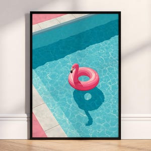 Könnte beinhalten: Gerahmter Kunstdruck mit einem pinkfarbenen Flamingo-Schwimmring in einem türkisfarbenen Pool. Das Kunstwerk hat einen minimalistischen Stil mit einem schwarzen Rahmen, einem rosa und weißen Poolrand und einem Schatten.
