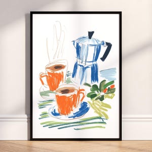 Peut inclure: Une impression d'art abstrait représentant une nature morte sur le thème du café. L'œuvre représente deux tasses à café oranges avec des soucoupes, une cafetière italienne bleue et des accents verts et rouges. L'impression est encadrée dans un cadre noir.