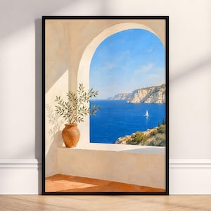 Könnte beinhalten: Ein gerahmter Kunstdruck, der einen mediterranen Balkon mit einem Terrakottatopf und einem Olivenbaum zeigt. Die Szene umfasst eine weiße Bogenöffnung mit Blick auf ein tiefblaues Meer, felsige Klippen und ein kleines weißes Segelboot.