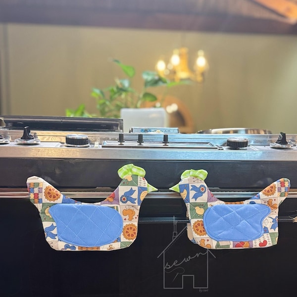 Set of 2 Chicken Pot Holders | Quilted Farmhouse Kitchen Decor