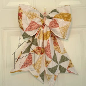 Upcycled Quilt Bow Türschild | Handgefertigtes Cottagecore-Dekor, Erbstück-Textilakzent