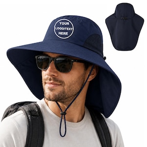 Könnte beinhalten: Ein marineblauer Sonnenhut mit breiter Krempe, einem weißen kreisförmigen Aufdruck mit dem Text YOUR LOGO/TEXT HERE, schwarzen Netzeinsätzen an den Seiten, einem verstellbaren Kinnriemen und einem abnehmbaren Nackenschutz in der Ansicht.