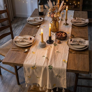 Bestickter Leinentischläufer mit Quasten, Floraler Bauernhaus Tischläufer, Rustikaler Esstisch Dekor, Boho Tischläufer