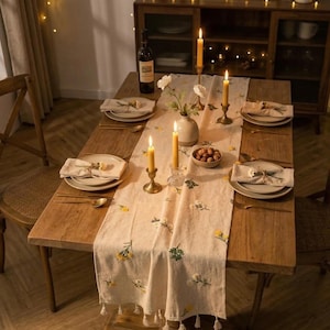 Runner da tavola in lino ricamato con nappe, runner da tavola floreale in stile rustico, decorazione rustica per la tavola da pranzo, runner da tavola boho
