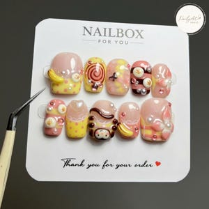 Kawaii Affe Drücken Sie auf die Nägel, 3D Bananenfrucht Nail Art, Süße Pastell Rosa Gelbe Nägel, Maximalist Gyaru Nägel, Benutzerdefinierte handgefertigte Gelnägel