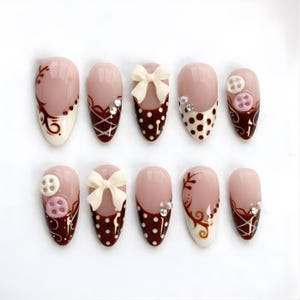 Braune Coquette Press-On-Nägel, Süße Schokolade Französische Spitzennägel, 3D Bow Dot Perle Knopfnägel, handgemachte Kawaii Nagel-Set