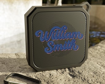 Caixa de Som Bluetooth Sem Fio Personalizada com Mosquetão, Caixa de Som Portátil com Nome Personalizado, Presente Tecnológico para Atividades ao Ar Livre, Áudio com Fonte Retrô