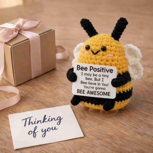 Può includere: Un set di tre tazze in ceramica con finitura opaca e macchiettata. Le tazze sono nei toni del crema, grigio chiaro e grigio scuro. Ogni tazza ha un design semplice e minimalista e un manico arrotondato.