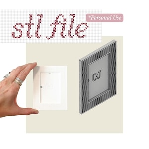 Puede incluir: Un modelo 3D digital de un marco de fotos rectangular con un patrón de borde de cuadrícula, que presenta el texto 'stl file' y '*Personal Use' en fuente de punto de cruz roja, junto a un prototipo físico blanco y un render 3D gris con texto 'CJ'.