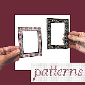 Könnte beinhalten: Zwei rechteckige Bilderrahmen mit Kreuzstichstickereien. Ein Rahmen zeigt ein geometrisches Muster in Rosa und Grau, der andere ein blau-grünes Blumenmotiv. Das Wort patterns ist in rotem Kreuzstich auf einem Raster dargestellt.