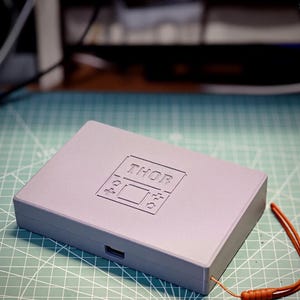 Estuche rígido magnético impreso en 3D de Ayn Thor, soporte de almacenamiento de estilo retro.