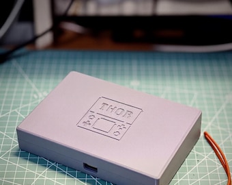Estuche rígido magnético impreso en 3D de Ayn Thor, soporte de almacenamiento de estilo retro.