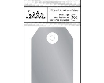 May include: A package of silver-colored small tags. The package includes 10 tags, each measuring 1.85 inches by 3 inches. The package also includes the text "Bits", "small tags", "petit étiquettes", and "pequeñas etiquetas".