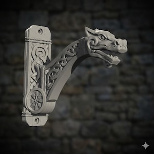 Op de afbeelding: Een lichtgrijze decoratieve muurbeugel met een drakenkopontwerp. De beugel heeft Keltische knoopwerk en een cirkelvormig embleem. De kop van de draak is gedetailleerd met open kaken en scherpe tanden. De beugel is ontworpen om aan de muur te worden bevestigd.