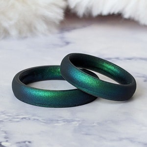 Knot Theory Enchanted Forest Green Silicone Ring, Breathable Silicone Wedding Band, Birthstone Dark Emerald Anniversary Birthday Fiance Gift
