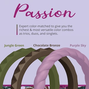 以下が含まれることがあります： 異なる色と質感のシリコンリングが3つ。リングは互いに積み重ねられています。色はジャングルグリーン、チョコレートブロンズ、パープルスカイ。画像の上部に「Passion」というテキストがあります。リングの下に「Expert color-matched to give you the richest & most versatile color combos as trios, duos, and singlets.」というテキストがあります。リングの下に「Jungle Green」、「Chocolate Bronze」、「Purple Sky」というテキストがあります。