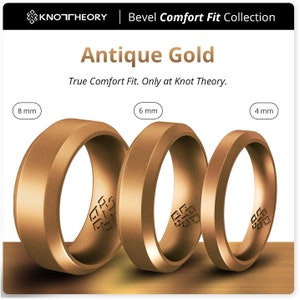Peut inclure: Trois bagues or antique de la collection Bevel Comfort Fit de Knot Theory. Les bagues mesurent 8 mm, 6 mm et 4 mm de large. Chaque bague a un bord biseauté et un petit logo. Le texte "Antique Gold" et "True Comfort Fit. Only at Knot Theory" sont également visibles.