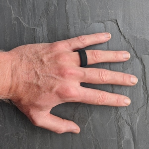 Men&#39;s Black Silicone Wedding Band - Step Edge Silicone Ring for Men - Breathable 9mm Wide Band Promise Ring Anniversary Gift for Him